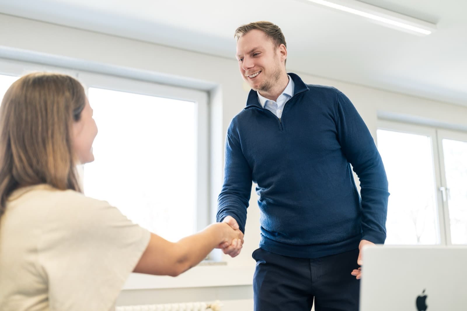 Berater von ZWEIzuEINS beim Handschlag mit einer Vertreterin der Verwaltung